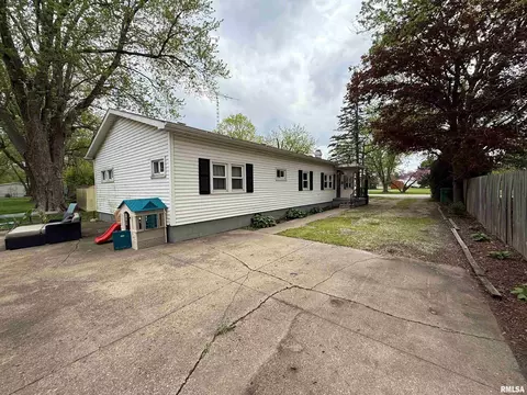 Exterior - 1320 E Wheeler St, Macomb, IL 61455 photo 4 of 8