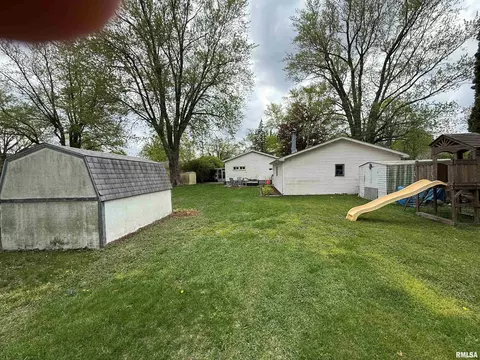 Exterior - 1320 E Wheeler St, Macomb, IL 61455 photo 7 of 8