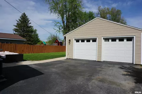 271 N 5th St, Canton, IL 61520 photo 2
