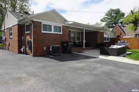 271 N 5th St, Canton, IL 61520 photo 3