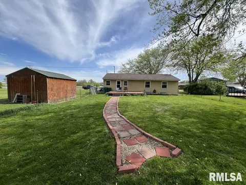 1520 E Wheeler St, Macomb, IL 61455 photo 2