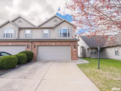 2204 W Kenfield Ct, Peoria, IL 61615