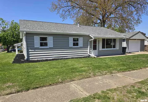 1101 N 15th St, Pekin, IL 61554