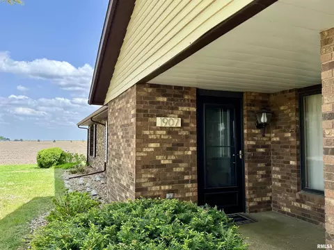 1907 S Madison St, Macomb, IL 61455 photo 3