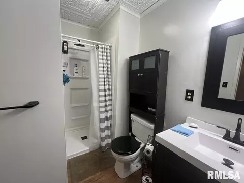 Bath - 7884 E 1100th St, Macomb, IL 61455 photo 3 of 3