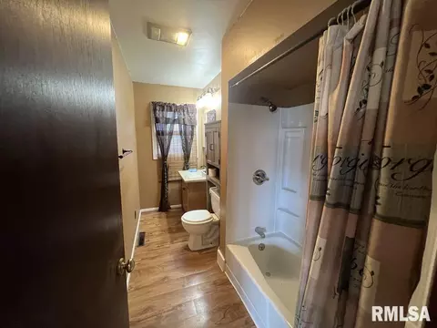 Bath - 7884 E 1100th St, Macomb, IL 61455 photo 1 of 3