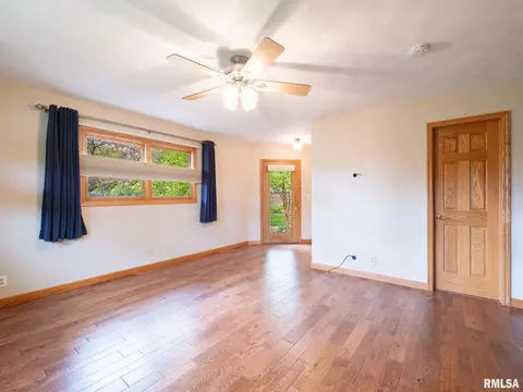 Living - 208 E Glendale St, Manito, IL 61546 photo 6 of 7