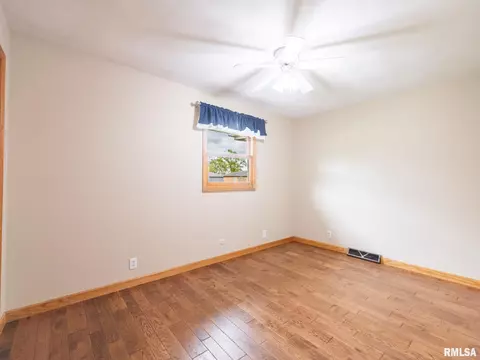 Bedroom - 208 E Glendale St, Manito, IL 61546 photo 4 of 15