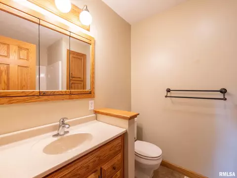 Bath - 208 E Glendale St, Manito, IL 61546 photo 1 of 6