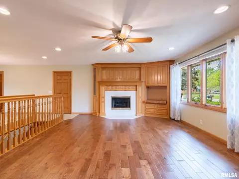 Living - 208 E Glendale St, Manito, IL 61546 photo 1 of 7