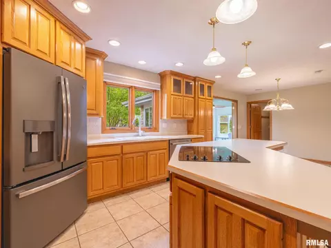 Kitchen - 208 E Glendale St, Manito, IL 61546 photo 6 of 10
