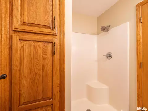 Bath - 208 E Glendale St, Manito, IL 61546 photo 2 of 6