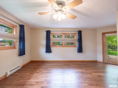 Living - 208 E Glendale St, Manito, IL 61546 photo 5 of 7