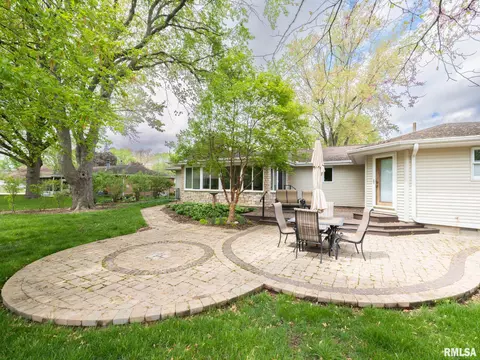 Exterior - 208 E Glendale St, Manito, IL 61546 photo 7 of 20