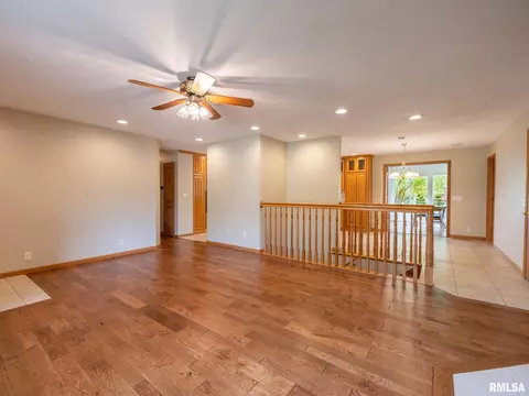 Living - 208 E Glendale St, Manito, IL 61546 photo 3 of 7