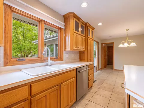 Kitchen - 208 E Glendale St, Manito, IL 61546 photo 9 of 10