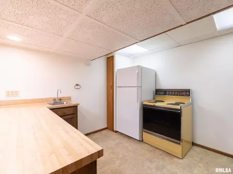 Kitchen - 208 E Glendale St, Manito, IL 61546 photo 10 of 10