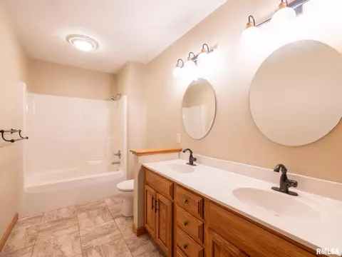 Bath - 208 E Glendale St, Manito, IL 61546 photo 3 of 6