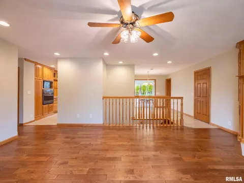 Living - 208 E Glendale St, Manito, IL 61546 photo 2 of 7