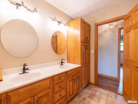 Bath - 208 E Glendale St, Manito, IL 61546 photo 4 of 6