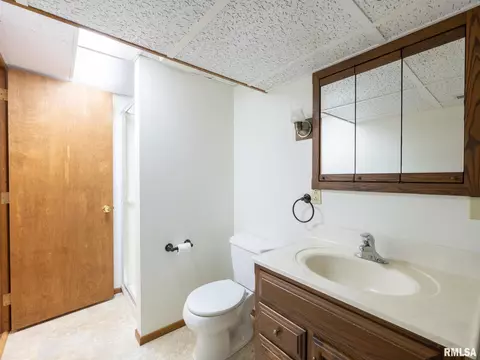 Bath - 208 E Glendale St, Manito, IL 61546 photo 6 of 6