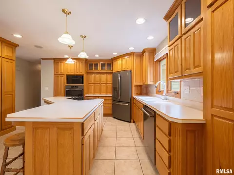 Kitchen - 208 E Glendale St, Manito, IL 61546 photo 2 of 10