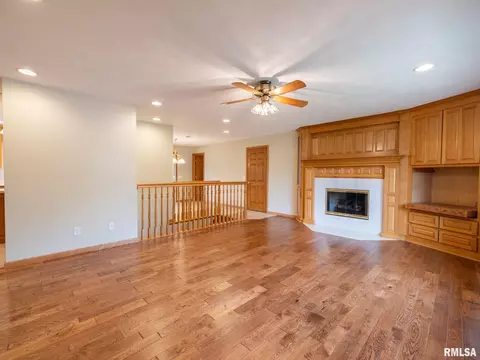 Living - 208 E Glendale St, Manito, IL 61546 photo 4 of 7