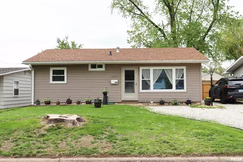 1605 Bellaire St, Pekin, IL 61554