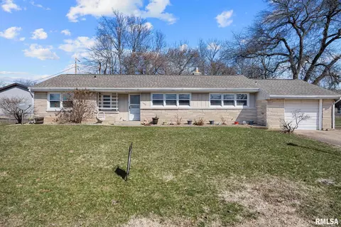 1420 N 10th St, Pekin, IL 61554