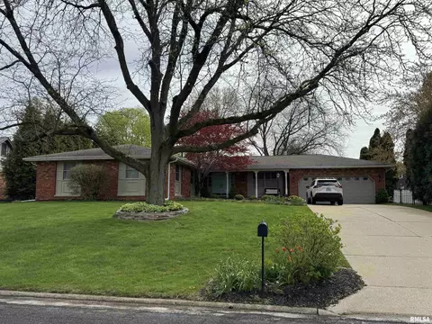 131 E Coventry Ln, Peoria, IL 61614