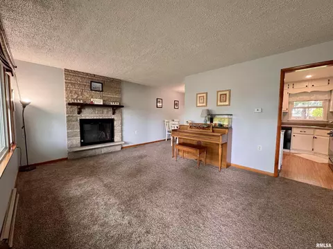 940 Memorial Dr, Macomb, IL 61455 photo 2