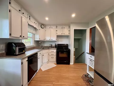 940 Memorial Dr, Macomb, IL 61455 photo 8