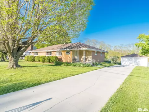 1210 N Wildwood Ct, Peoria, IL 61604