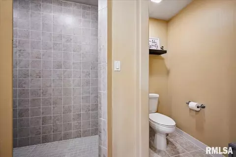 Bath - 1719 Partridge Pt, Normal, IL 61761 photo 2 of 5