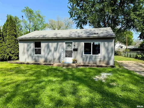 1204 Maple St, Pekin, IL 61554