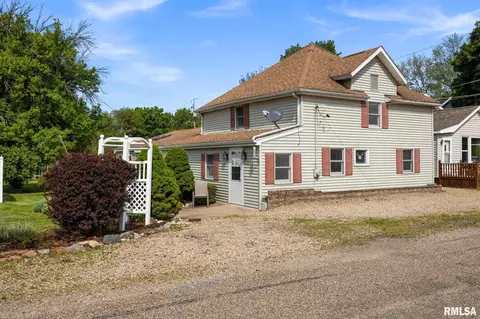 107 S Spruce St, Delavan, IL 61734