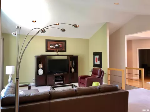 325 Hillcrest Dr, Macomb, IL 61455 photo 4