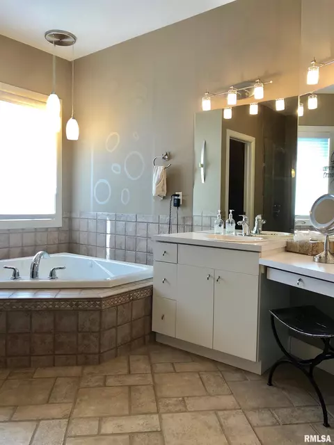 325 Hillcrest Dr, Macomb, IL 61455 photo 25
