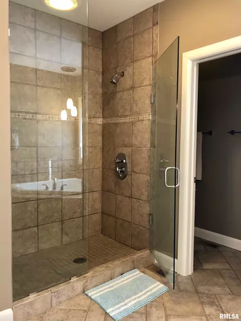 325 Hillcrest Dr, Macomb, IL 61455 photo 26