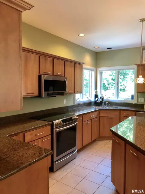 325 Hillcrest Dr, Macomb, IL 61455 photo 12