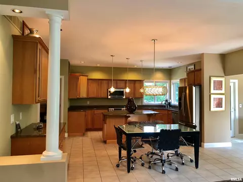 325 Hillcrest Dr, Macomb, IL 61455 photo 9