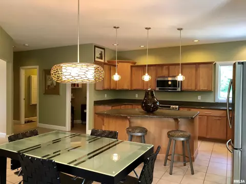 325 Hillcrest Dr, Macomb, IL 61455 photo 10