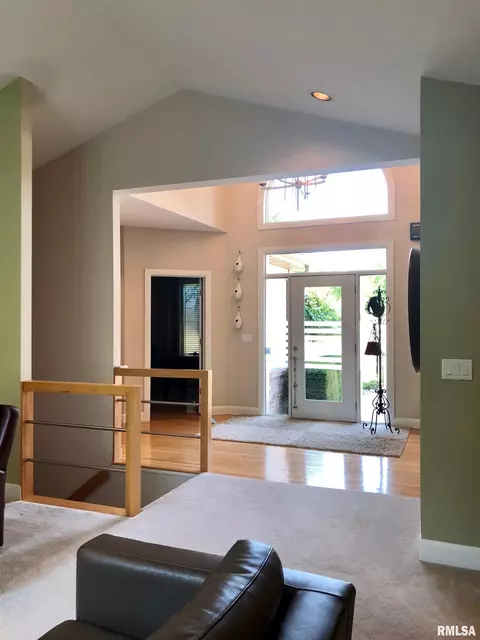 325 Hillcrest Dr, Macomb, IL 61455 photo 2