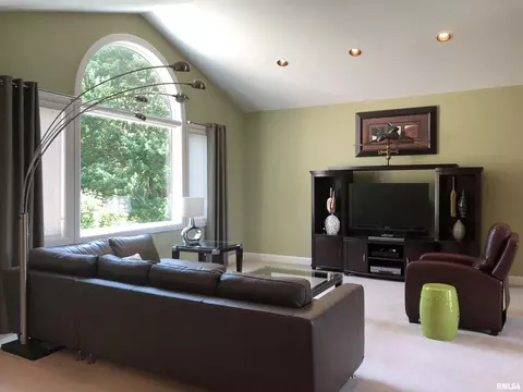 325 Hillcrest Dr, Macomb, IL 61455 photo 6