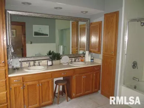 Bath - 202 S Main St, Roanoke, IL 61561 photo 2 of 4