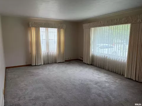 Living - 312 E Clay St, Brimfield, IL 61517 photo 4 of 5