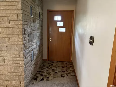 Entry Way - 312 E Clay St, Brimfield, IL 61517 photo 2 of 8
