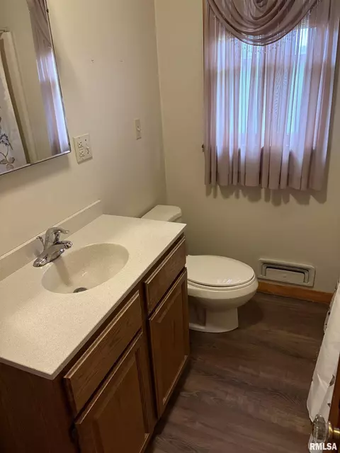 Bath - 312 E Clay St, Brimfield, IL 61517 photo 2 of 5