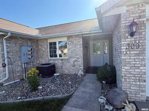 309 Scotch Pine Dr, Macomb, IL 61455 photo 2