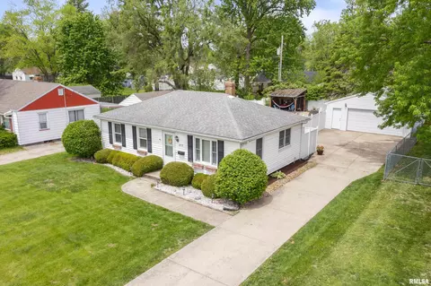 2219 W Overbrook Dr, Peoria, IL 61604